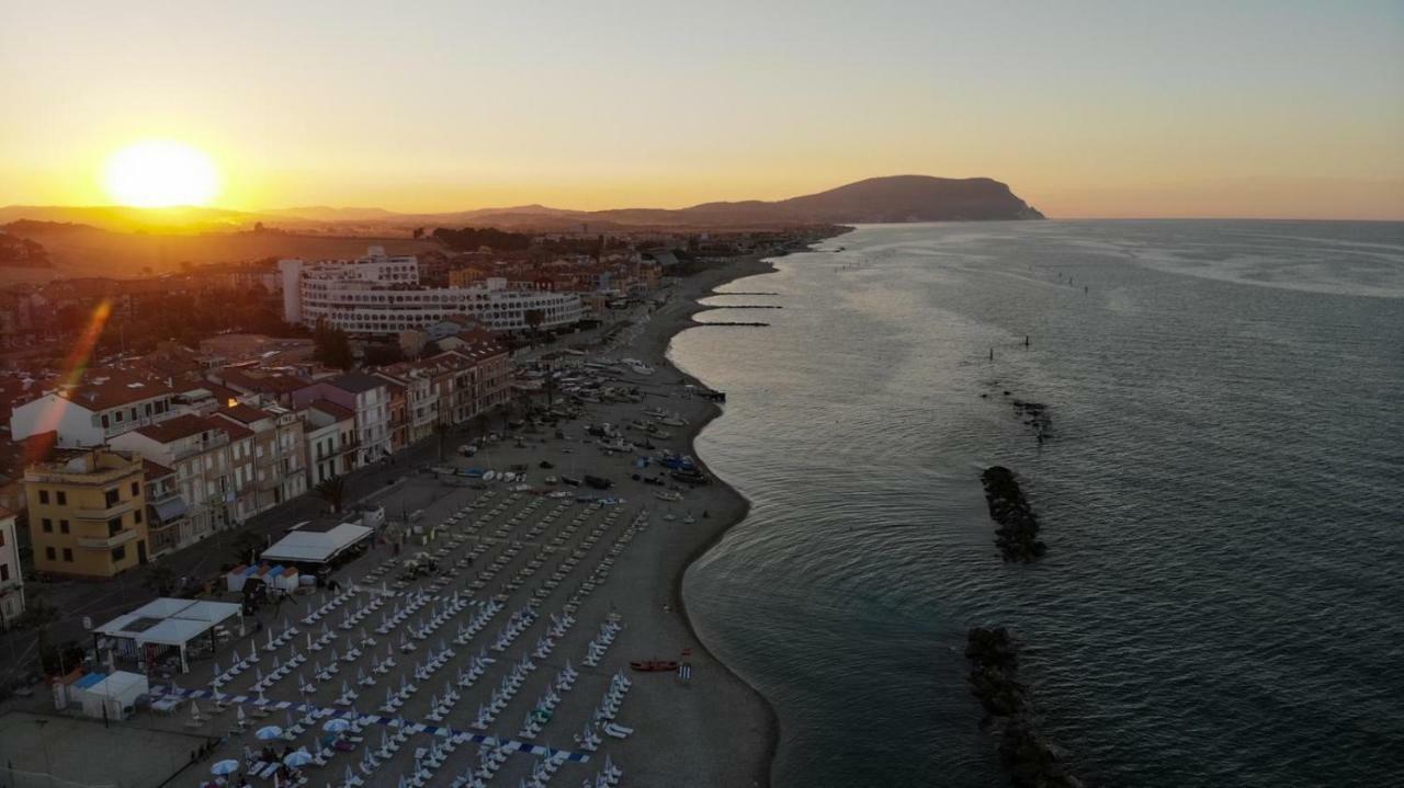 Achille Hotell Porto Recanati Exteriör bild